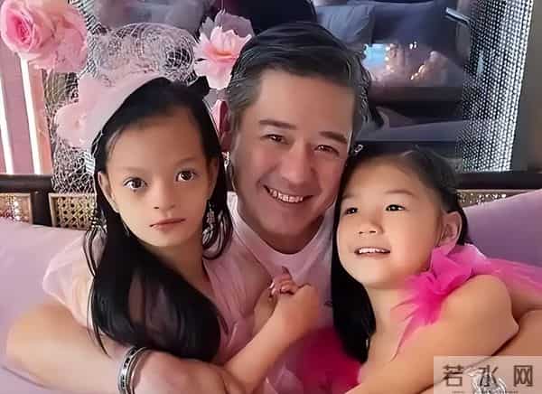 钟丽淇10岁次女生日，搂着患病姐姐切蛋糕，14岁姐姐无法行走说话