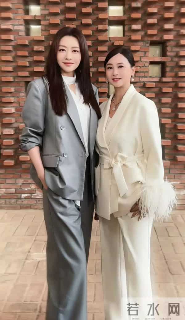 45岁熊黛林与57岁翁虹同框！穿西服套装干练有气场，两人都好美