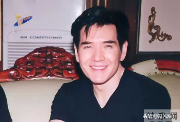 64岁费翔独居英国，房子自带超大花园，母亲去世后养猫为伴不孤单