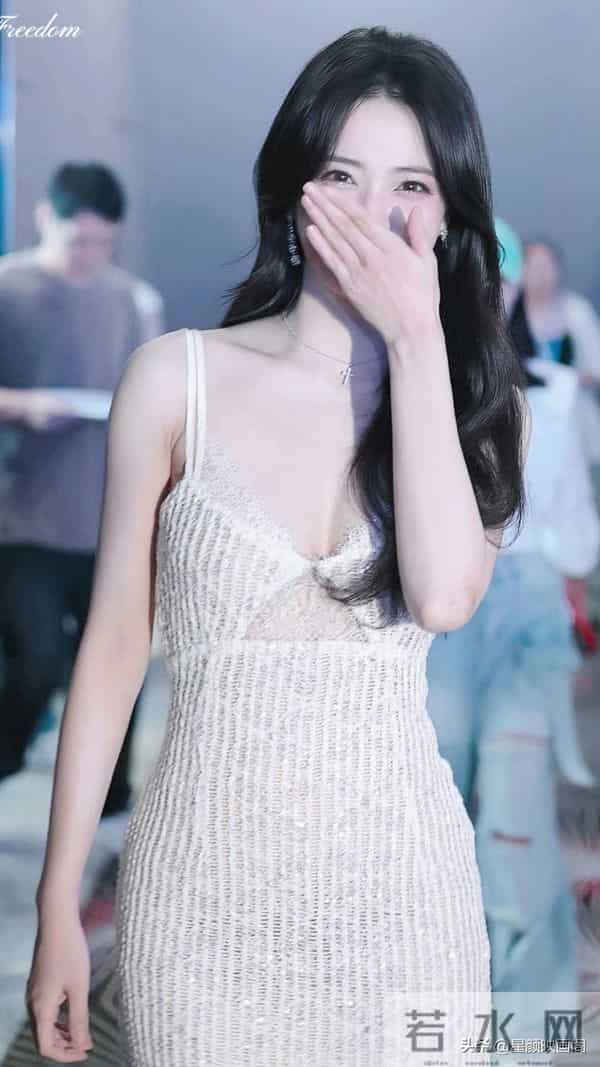 徐璐白色紧身网裙，大秀好身材！