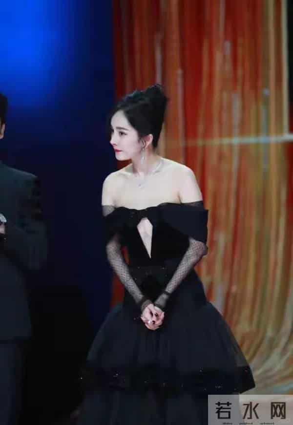 杨幂这种紧身皮裤你爱了吗？