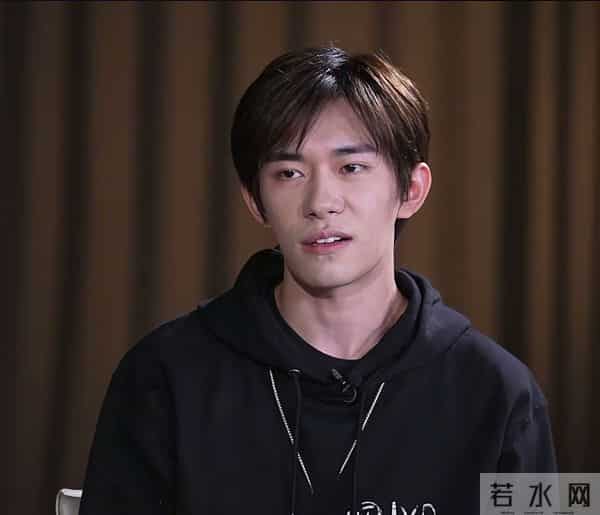 易烊千玺抬头的那一瞬间，好像看到了星爷的影子，一样的孤独感