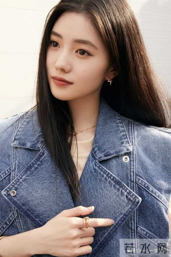 刘浩存街头骑行,甜酷少女感爆棚!