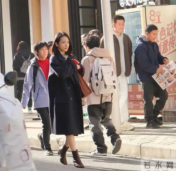 43岁林依晨武汉被偶遇，鼻大唇厚一脸男相，自曝20岁就开始写遗书