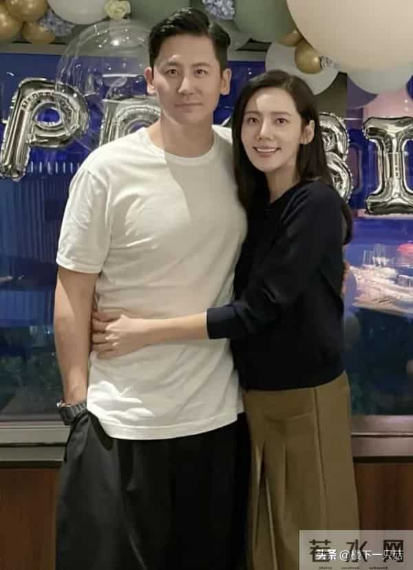 于晓光夫妻合体捞金 46岁秋瓷炫紧身短裙 空气刘海 笑容甜美似少女