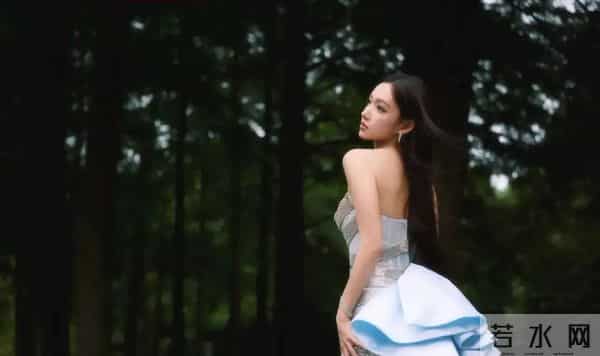 程潇抹胸礼服写真，身材太好了