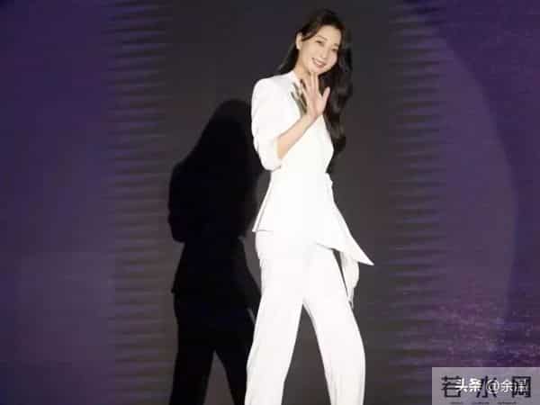 殷桃亮白长裤配修身西装，妩媚气场太绝了