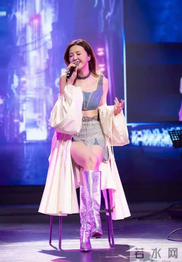 吴若希港风慵懒感好绝啊