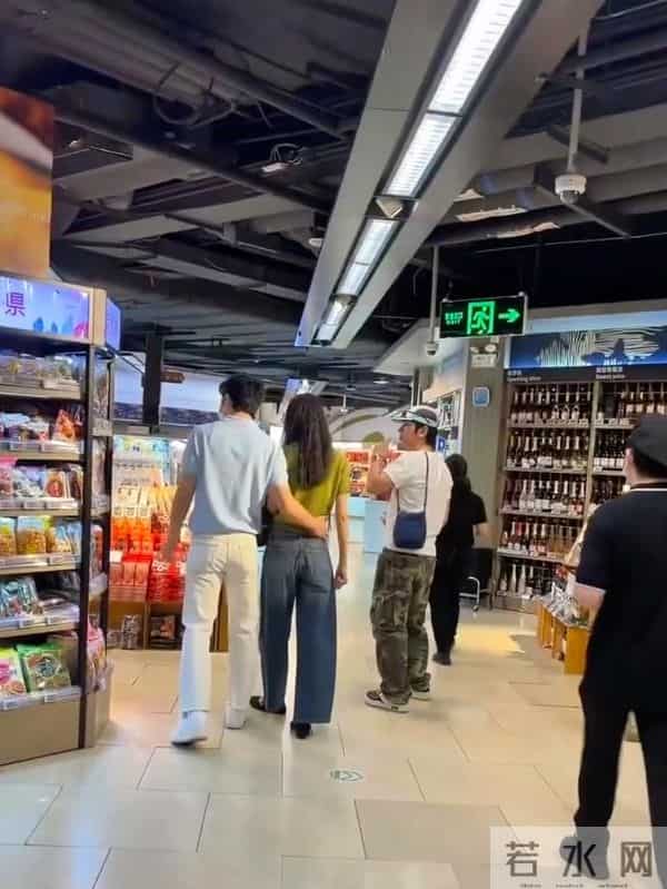 刘雯现身北京活动，深V衬衫配雨靴，扁胸扁屁股好抢眼