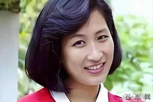 她嫁给了英国老公，选择在西班牙定居，没想到68岁瘦到快脱相