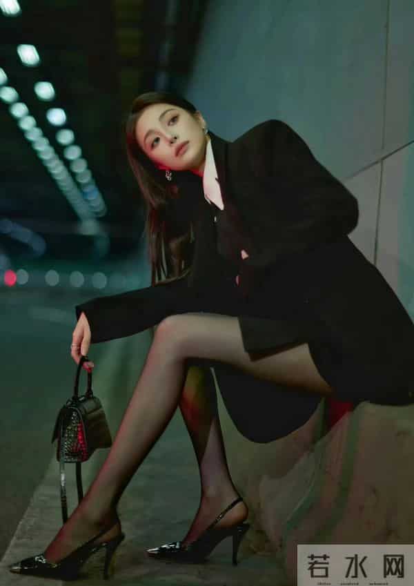 隆妮，白色衬衫黑色西装，黑色丝袜太诱人了