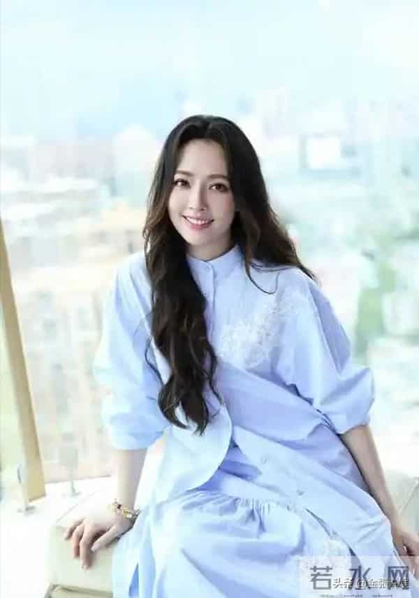 郭碧婷三亚走秀，双目无神被张予曦抢风头，曾曝女儿被同学孤立