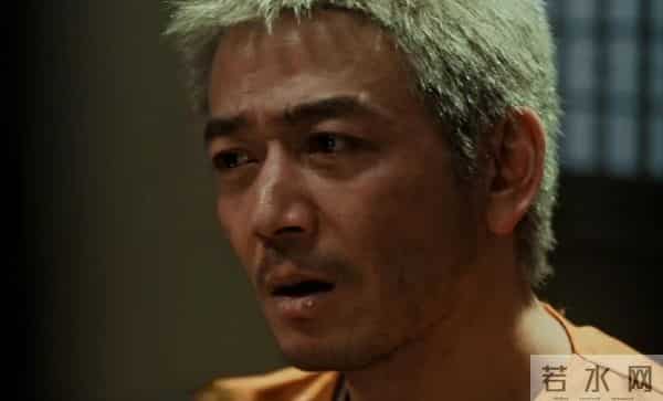 42岁杨烁断崖衰老，生图下脸黑皮松肉垮，走路弯腰驼背没霸总气场