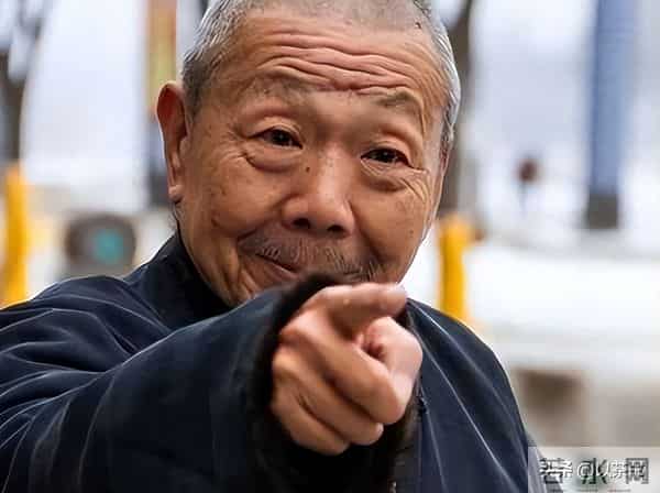 原来他已去世11年，早年恋情精彩52岁才结婚，遗孀比他小23岁