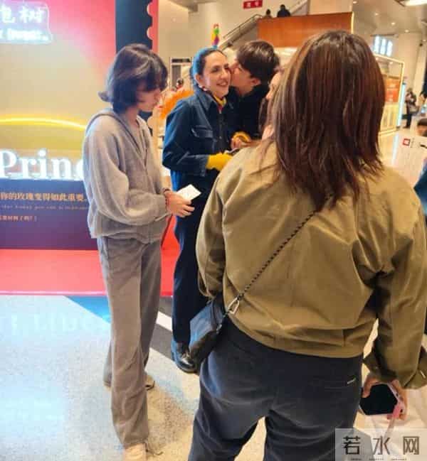 刘烨妻子安娜带娃看演出！14岁诺一跟妈妈撒娇超暖，妹妹都笑大哥