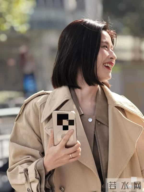 36岁颖儿现身上海，穿着小短裙，露出两条美腿，身材看起来真苗条