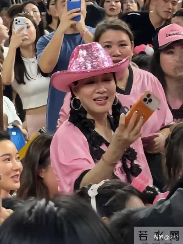 网友新加坡偶遇钟丽缇！粉衣闪帽少女感拉满，活力性格超圈粉