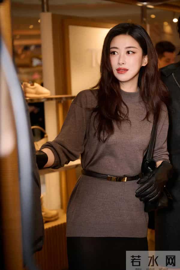 朱珠的“秋日贵气风”太美了，金棕针织配黑腰带，贵气到挪不开眼