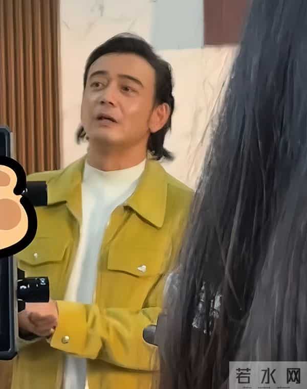 42岁杨烁断崖衰老，生图下脸黑皮松肉垮，走路弯腰驼背没霸总气场