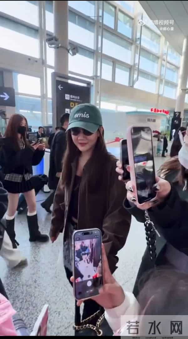 陈梦机场变秀场！穿麂皮夹克配蕾丝围帘喇叭裤，酷飒温柔切换自如