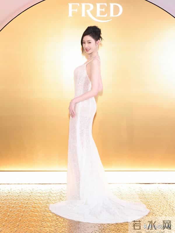 张天爱也太美了！透视吊带裙，身材婀娜多姿