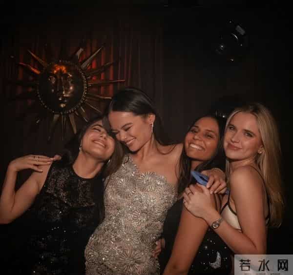 邓文迪大女儿瘦了后更漂亮了，24岁生日蛋糕造型奇特，换了新男友