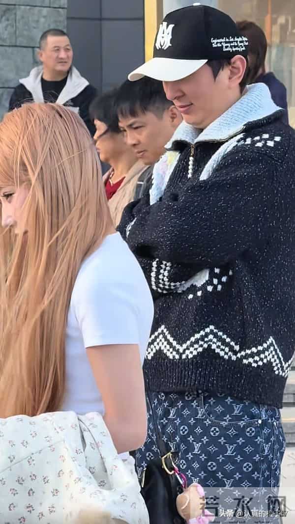 王思聪携网红香港游双下巴抢镜，王健林憔悴操劳，父子状态反差大