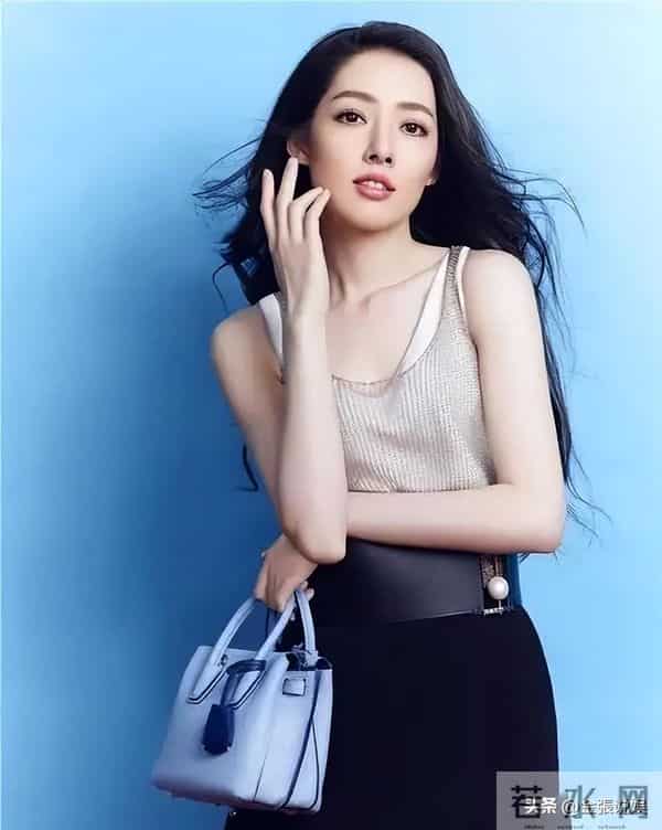 郭碧婷三亚走秀，双目无神被张予曦抢风头，曾曝女儿被同学孤立