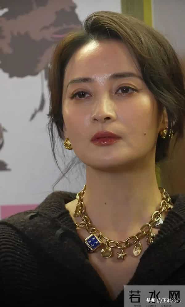 50岁蒋勤勤油光满面 皮肤粗糙 毛孔粗大 腚大肩宽显魁梧 另类一裤两穿