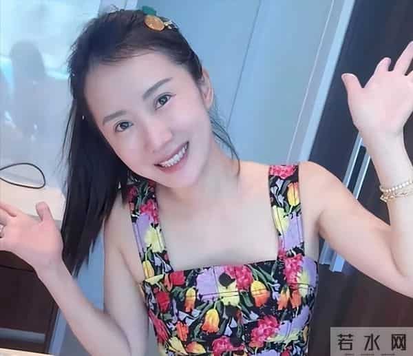 李念带3个孩子去美国，给13岁女儿买打折裙子，三代人同住大别墅