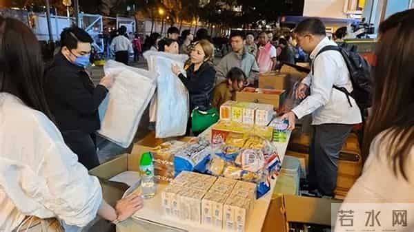 港星妻子称香港火灾祸因是"中国不合规易燃物"，不怪竹制脚手架