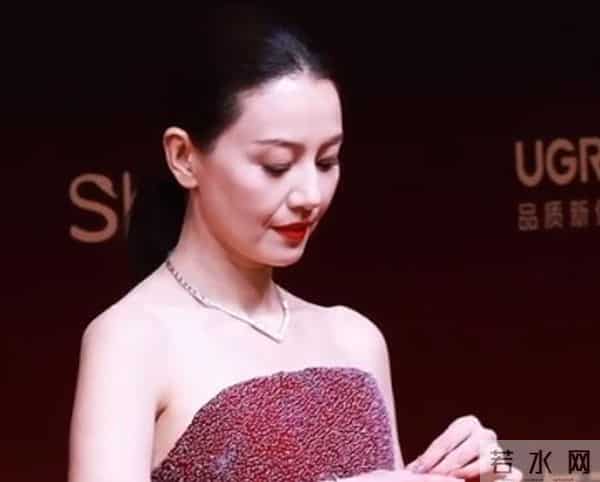 厦门红毯“见光死”，宋轶副乳尴尬，高圆圆皮松肉垮，王丽坤脸胖