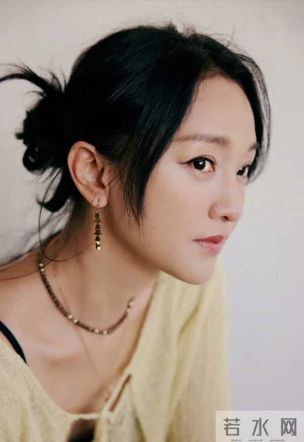 周迅短裤配黑丝袜，娇艳美丽！