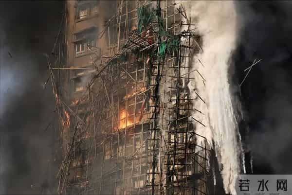 港星妻子称香港火灾祸因是"中国不合规易燃物"，不怪竹制脚手架