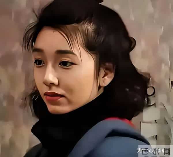 57岁江珊近照曝光，脸垮嘴斜，满头白发，女神成老太，让人太心酸