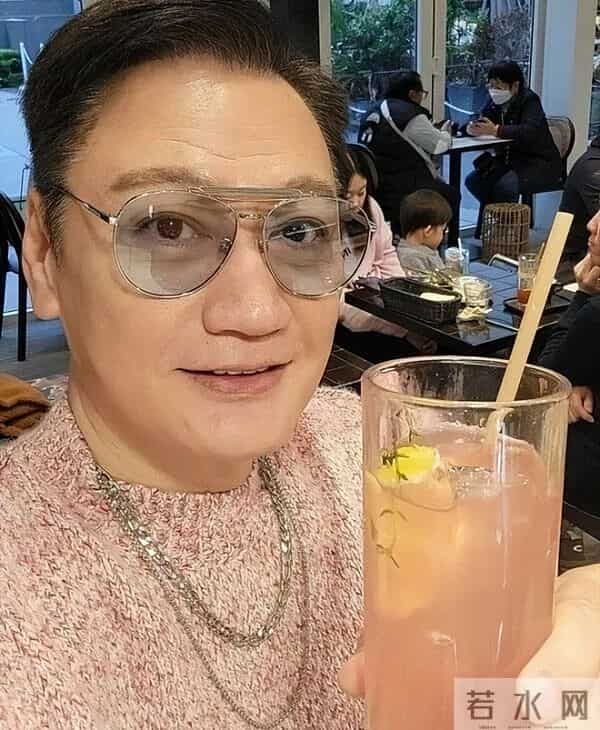 终于等到！61岁香港知名男星宣布再婚，恋爱十年终成正果！