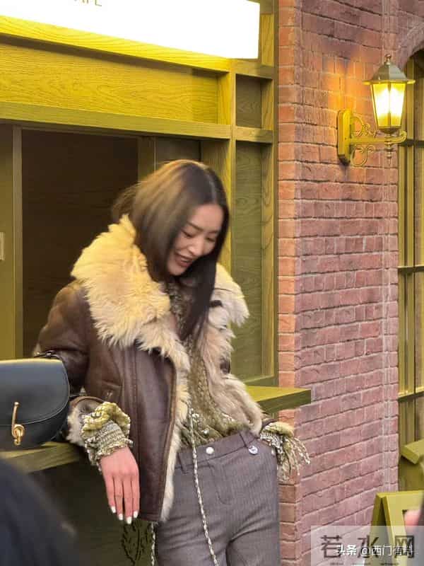 刘雯亮相线下活动，长腿成焦点，网友直呼“恐高”！