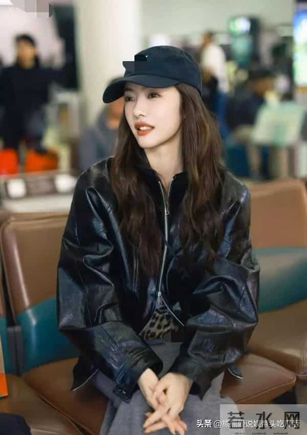 蔡文静机场私服真会穿！黑色皮衣+豹纹衫+半身裙，时髦洋气又高级
