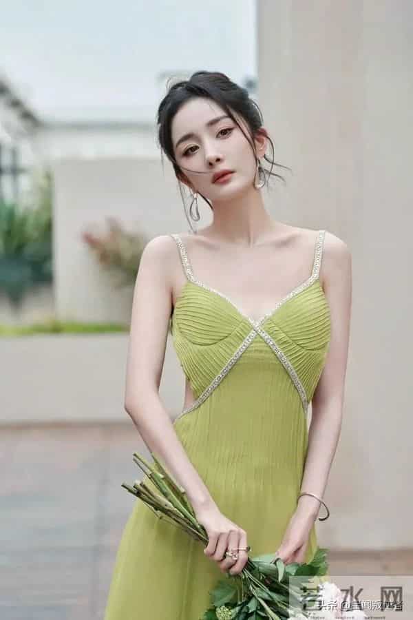 我的天，人间尤物杨幂的少女感真不是吹的，甜妹纯欲天花板