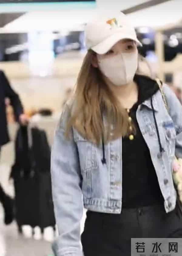 11.28刘诗雯抵达杭州，牛仔外套配帽子尽显休闲洒脱气质