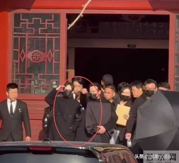 唐嫣现身罗晋父亲葬礼，有3个小细节，透露了俩人如今真实状况