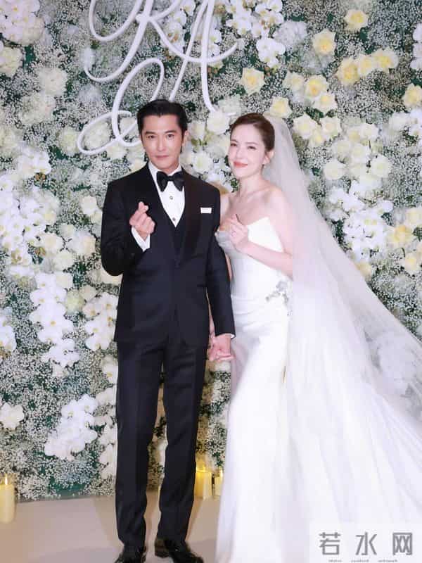 林心如霍建华参加许玮甯婚礼，晒合照颜值优越，老干部越来越开朗