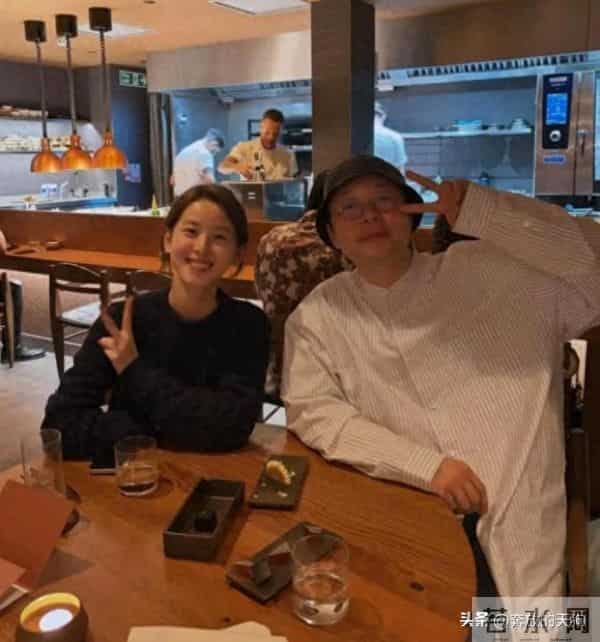 章泽天和杜海涛在英国聚餐，两个人看起来关系挺好的