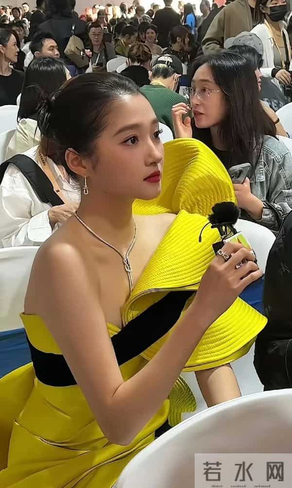 16岁的关晓彤，谁会花7w买包，28岁的关晓彤，真香