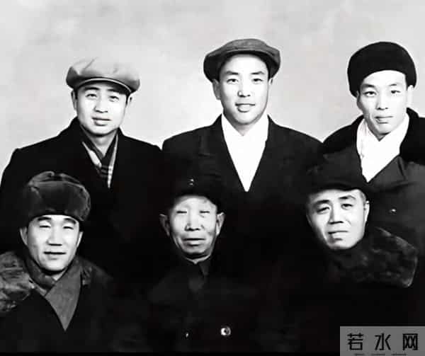 这张合影的照片里，你认识几个人？