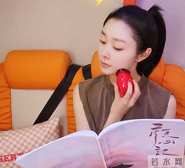 同样是奔三的女星，宋轶深夜素颜白到发光，虞书欣盛装出席被喷丑