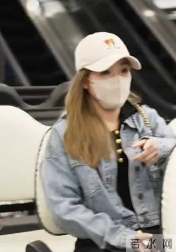11.28刘诗雯抵达杭州，牛仔外套配帽子尽显休闲洒脱气质
