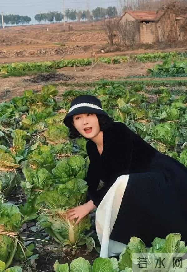 郭晓冬媳妇回临沂莒南，程莉莎穿高跟鞋下地摘白菜，太能“作”了