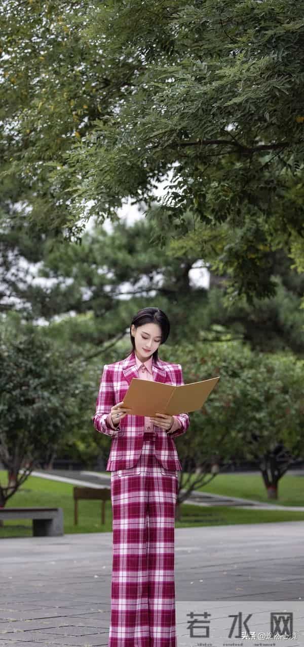 张馨予中国风造型 ‖ 旗袍+格子西装，经典美人胚子