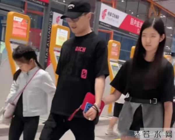 风水轮流转，汪峰20岁女儿小苹果，终究走上了亲妈葛荟婕的老路